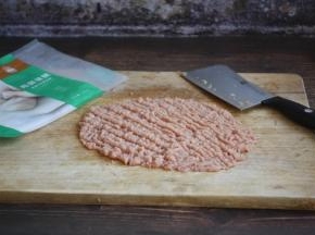 主要食材太阳谷鸡腿。 用鸡腿腿肉做丸子丸子更嫩滑更有弹性。