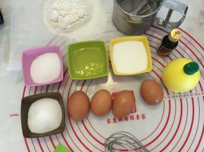 准备好材料，低筋面粉过筛3次备用，鸡蛋要冷藏过的。