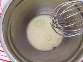 牛奶和色拉油倒入打蛋盆，用手抽顺时针搅拌至完全乳化。