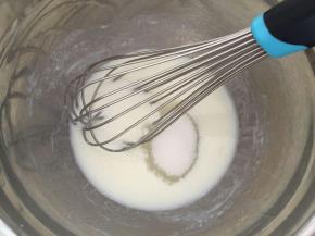 加砂糖40克，继续搅拌至看不到砂糖。