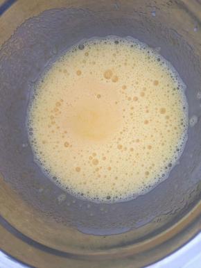 继续顺时针搅拌均匀。