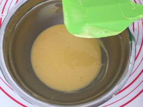 用刮刀收干净盆边，放一旁备用。