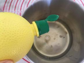 蛋白加入柠檬汁。