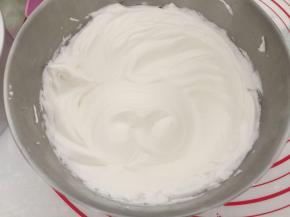 打至硬性发泡。