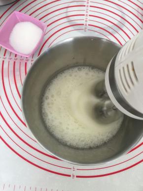 用电动打蛋器开始搅拌，分三次加糖。