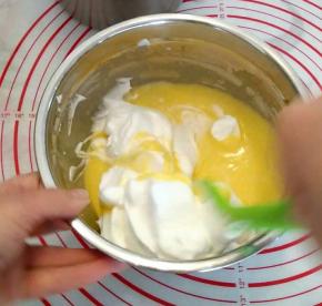 取三分之一蛋白加入蛋黄液中。