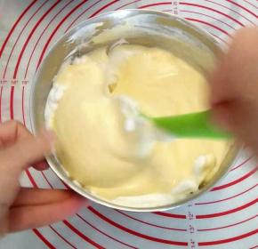 用刮刀快速糊拌均匀。将拌好的蛋糊倒回蛋白霜中，继续快速拌匀。