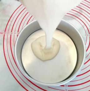 在距离模具15公分高度的空中将面糊倒入模具中。