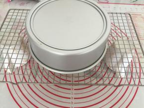 出炉震模，震出热气，倒扣在晾架上，两边放两个杯子或碗，让热气可以散去。