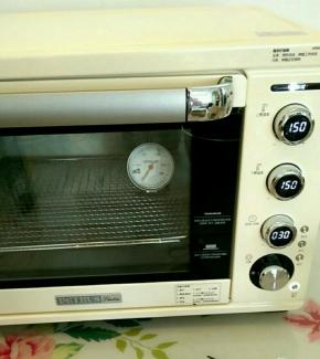 此时预热烤箱，上下火150度。