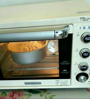 入烤箱开始烘烤，大约60分钟左右。