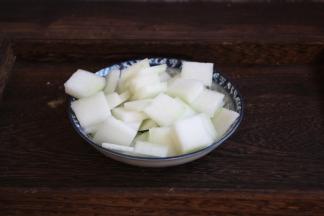 把冬瓜切成片备用。