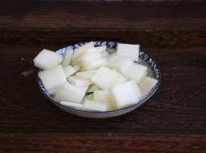 把冬瓜切成片备用。