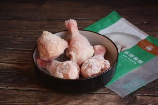 主要食材太阳谷鸡腿。 
用鸡腿腿肉做丸子丸子更嫩滑更有弹性。