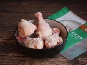 主要食材太阳谷鸡腿。 
用鸡腿腿肉做丸子丸子更嫩滑更有弹性。