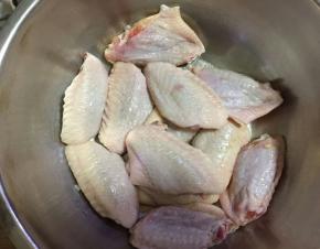 鸡翅洗净，沥干水分。