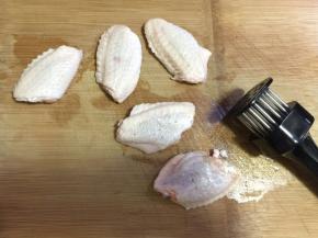 用娕肉针两面扎小眼儿，没有嫩肉针就用小叉子。