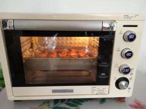 放入预热好的烤箱，中下层。