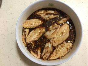 取一干净的大碗，将所有材料倒入碗中混合均匀，放入鸡翅。盖保鲜膜腌制两三个小时以上，入冰箱冷藏一晚最好了，中间可以晃动几次，让鸡翅完全浸泡在料汁中，更加入味。