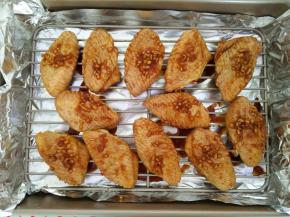 准备好烤盘和烤网，烤网下面要垫上锡纸接汁儿。