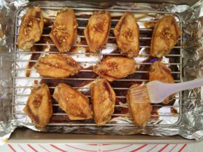 取出烤盘，两面再刷一次腌鸡翅的料汁，翻面再烤15分钟。