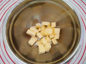 准备好材料，高粉、低粉拌匀后过筛三遍，此步骤不可省略。黄油提前软化好，注意软化程度，黄油呈亚光的状态，不要软化到一按一个坑，稍硬的状态。淡奶油和盐搅拌均匀备用。