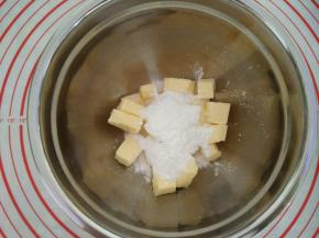 把所有糖粉倒入黄油，先用打蛋头搅几圈，再开中高档打发，以免糖粉飞溅出来。