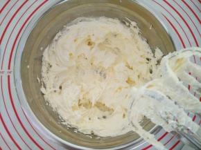 将黄油打发至全部发白、体积变大，打发时间需要长一点，不要着急。