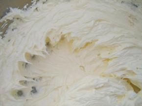 搅打到羽毛状，加入盐淡奶油，搅打均匀。