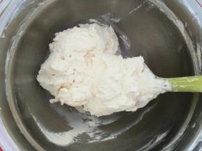 用刮刀从底往上翻，压到无干粉，再从底往上翻，之后在盆边碾至细腻，拌至完全混合。采用的是先切拌再压拌的手法。