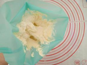 准备好硅胶或者布的裱花袋（不要用一次性的，会挤破），放上裱花嘴,将曲奇面糊装入裱花袋。