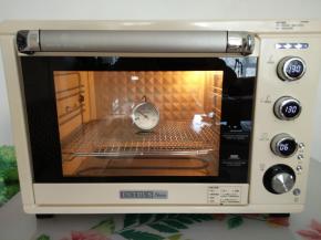 此时预热烤箱，上下火130度。