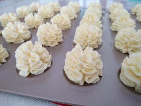 将面糊挤到饼干烤盘上，直拿裱花嘴，挤的时候顺时针慢慢划圈圈，高度够了就一提，珍妮曲奇的形状就出来了