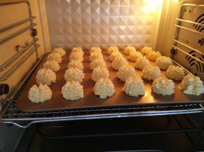 烤盘放入预热好的烤箱中，放中下层，以免曲奇上色过重。