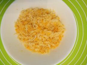 咸蛋黄捏碎和肉松稍微搅拌一下。