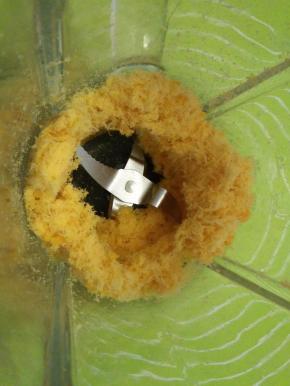 肉松和咸蛋黄倒入料理机