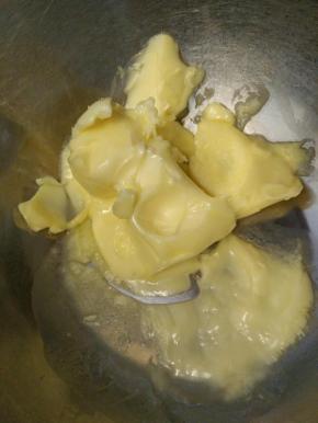 黄油软化至轻轻一戳一个坑儿的状态