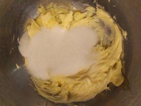 用电动打蛋器稍微打散后，加入细砂糖混匀。