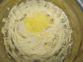 分两次加入蛋清，用打蛋器高速混匀。