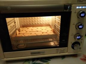 上下火160度，烘烤25分钟左右，饼干表面形成均匀的金黄色、有一点冒油，即可出炉。