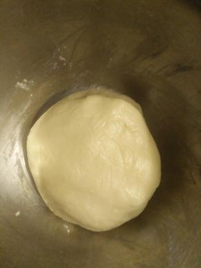 用刮刀拌匀，戴上手套和匀成团。