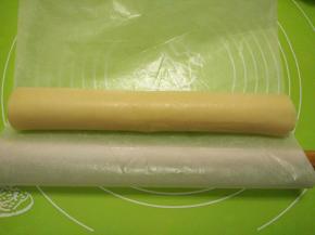 借助擀面杖，把饼皮卷起来。