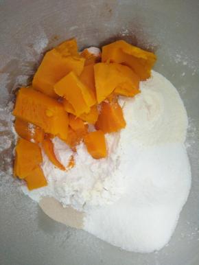 主面团除色拉油外全部放入打面桶内，包括老面酵头。