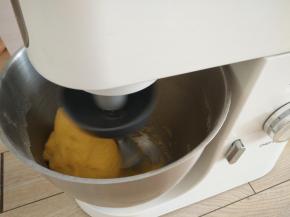 先低速拌匀再转中速搅拌成团。