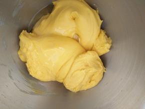 加色拉油，低速拌匀，转中速继续搅拌。