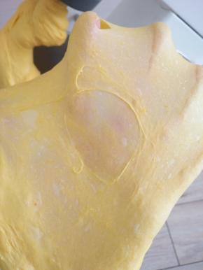 搅拌到可以拉出粗膜的状态