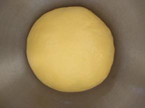 滚圆基础发酵，放温暖处盖保鲜膜进行发酵。不要放在阳光下直射，以免结皮。室温在25度-28度为宜。