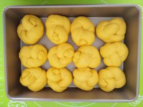 放在13寸深烤盘中，入烤箱开发酵功能，35度，底部放一盆温水。