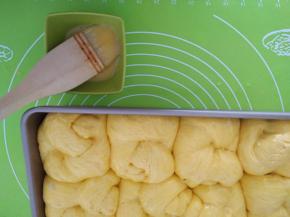 发至两倍大，大约30-40分钟。表面用羊毛刷均匀刷上全蛋液。全蛋液加一点点色拉油和盐搅拌顺滑，最好过筛，这样刷出来的上色均匀。