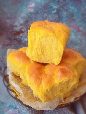 松软拉丝的南瓜面包出炉啦